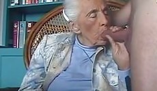 92 éves nagymama leszopja a gyereke farkát